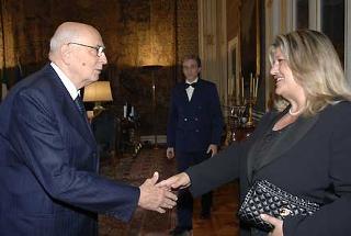 Il Presidente Giorgio Napolitano accoglie Michelina Grillo, Presidente dell'OUA, in occasione dell'incontro con i componenti della Giunta.