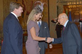 Il Presidente Giorgio Napolitano accoglie le LL. MM. il Re Willem Alexander e la Regina Maxima dei Paesi Bassi al Quirinale