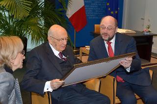 Il Presidente Giorgio Napolitano durante lo scambio dei doni, in occasione della visita al Parlamento Europeo