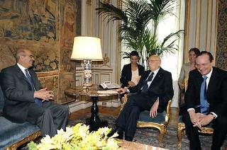 Il Presidente Giorgio Napolitano con il Signor Mohamed El Baradei, Direttore generale dell'Agenzia Internazionale per l'Energia Atomica, durante i colloqui al Quirinale. Nella foto con il Vice Ministro degli Affari Esteri, on. Ugo Intini