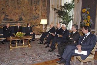 Il Presidente Giorgio Napolitano con Paolo Buzzetti, Presidente dell'Associazione Nazionale Costruttori Edili ed una delegazione nazionale dell'ANCE durante i colloqui al Quirinale.