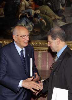 Il Presidente Giorgio Napolitano con il Prof. Salvatore Settis, all'Accademia Nazionale dei Lincei, al termine della cerimonia della presentazione dell'opera &quot;La Torre restituita&quot;