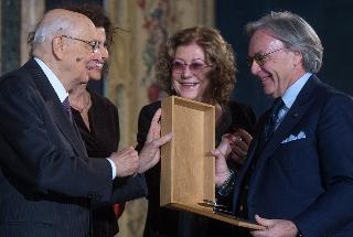Il Presidente Giorgio Napolitano consegna il &quot;Premio Leonardo 2013&quot; a Diego Della Valle, Presidente e Amministratore Delegato TOD'S Group