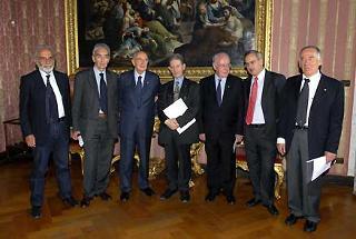 Il Presidente Giorgio Napolitano, all'Accademia Nazionale dei Lincei, con i relatori della presentazione dell'opera &quot;La Torre restituita&quot; al termine della cerimonia