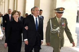 Il Presidente della Repubblica degli Stati Uniti d'America George W. Bush e la moglie Laura al loro arrivo al Palazzo del Quirinale