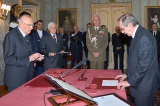 Il Presidente Giorgio Napolitano durante il Giuramento del Prof. Pier Carlo Padoan, Ministro dell'Economia e delle Finanze del Governo Renzi