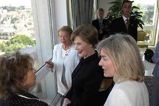 La Signora Clio Napolitano e la moglie del Presidente degli Stati Uniti d'America la signora Laura osservano la città di Roma dal Torrino del Quirinale