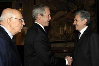 Il Presidente degli Stati Uniti d'America George W. Bush, a fianco il Presidente della Repubblica Giorgio Napolitano, saluta il Ministro degli Affari Esteri, Massimo D'Alema in occasione della visita al Quirinale