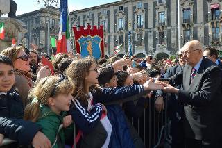 Il Presidente Giorgio Napolitano saluta alcuni bambini sulla Piazza del Duomo