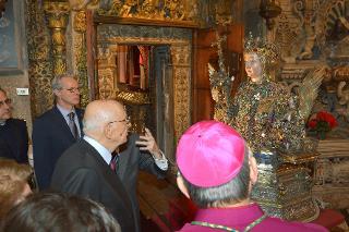 Il Presidente Giorgio Napolitano con l'Arcivescovo, Mons. Salvatore Gristina, osserva il busto reliquario di Sant'Agata