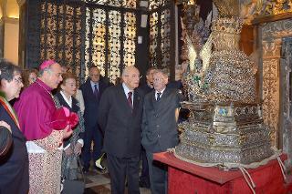 Il Presidente Giorgio Napolitano accompagnato dall'Arcivescovo, Mons. Salvatore Gristina, osserva il busto reliquario di Sant'Agata