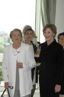 La Signora Clio Napolitano e la moglie del Presidente degli Stati Uniti d'America la Signora Laura in un momento della visita al Quirinale