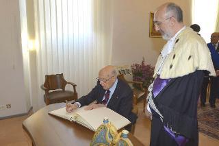 Il Presidente Giorgio Napolitano con il Rettore dell'Università degli Studi di Catania Prof. Giacomo Pignataro, durante la firma del libro d'onore