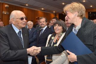 Il Presidente Giorgio Napolitano saluta il Ministro della Difesa Dott.ssa Roberta Pinotti in occasione della cerimonia inaugurale dell'anno accademico della Scuola di Formazione del Sistema di Informazione per la Sicurezza della Repubblica