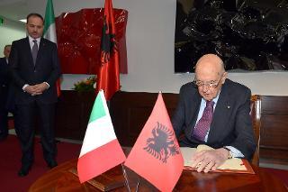 Il Presidente Giorgio Napolitano durante la firma del Libro d'Oro