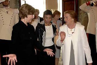 La Signora Bush con la Signora Napolitano durante la visita al Torrino del Quirinale