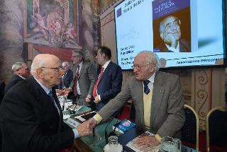 Il Presidente Giorgio Napolitano saluta Arrigo Levi, autore del libro dal titolo &quot;Emilio Colombo, per l'Italia, per l'Europa - conversazione con Arrigo Levi&quot;, a margine della presentazione del volume
