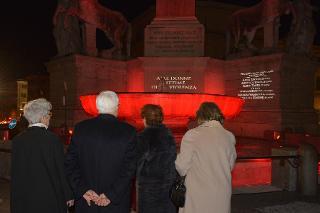 La Signora Clio Napolitano con il Segretario generale, Donato Marra, la professoressa Giovanna Zincone e la Signora Marra alla Fontana dei Dioscuri illuminata di rosso