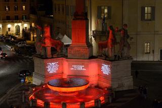 La Fontana dei Dioscuri sul piazzale del Quirinale, illuminata di rosso, dedicata alle &quot;Donne vittime della violenza&quot;