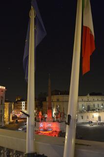 La Fontana dei Dioscuri sul piazzale del Quirinale, illuminata di rosso, dedicata alle &quot;Donne vittime della violenza&quot;
