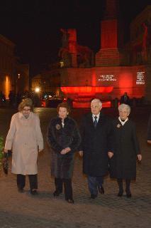 La Signora Clio Napolitano con il Segretario generale, Donato Marra, la professoressa Giovanna Zincone e la Signora Marra alla Fontana dei Dioscuri illuminata di rosso