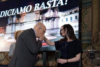 Il Presidente Giorgio Napolitano in occasione della consegna dell'Onorificenza di Cavaliere dell'OMRI a Lucia Annibali, nel corso della celebrazione della Giornata Internazionale della Donna