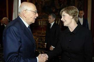 Il Presidente Giorgio Napolitano saluta Laura Bush al termine della visita al Quirinale