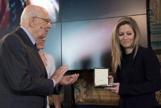 Il Presidente Giorgio Napolitano in occasione della consegna dell'Onorificenza di Cavaliere dell'OMRI a Gilda Violato nel corso della celebrazione della Giornata Internazionale della Donna