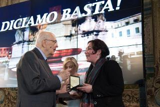 Il Presidente Giorgio Napolitano in occasione della consegna dell'Onorificenza di Commendatore dell'OMRI a Simona Lanzoni, nel corso della celebrazione della Giornata Internazionale della Donna