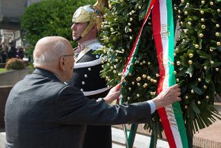 Il Presidente Giorgio Napolitano depone una corona d'alloro al Monumento ai Caduti