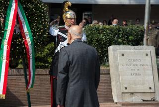 Il Presidente Giorgio Napolitano nel corso della deposizione di una corona d'alloro al Monumento ai Caduti
