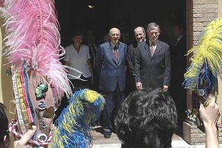 Il Presidente Giorgio Napolitano con il Presidente della Repubblica Federale di Germania Koehler festeggiati da alcuni studenti dell'Università degli Studi