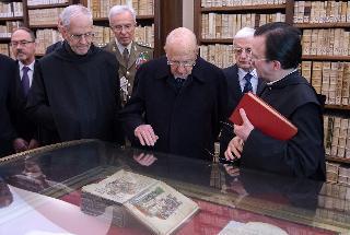 Il Presidente Giorgio Napolitano nel corso della visita alla Biblioteca del Monastero di Montecassino