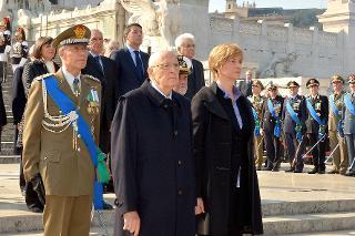 Il Presidente Giorgio Napolitano durante la deposizione di una corona d'alloro all'Altare della Patria in occasione del 153° anniversario della proclamazione dell'Unità nazionale