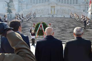 Il Presidente Giorgio Napolitano durante la deposizione di una corona d'alloro all'Altare della Patria in occasione del 153° anniversario della proclamazione dell'Unità nazionale
