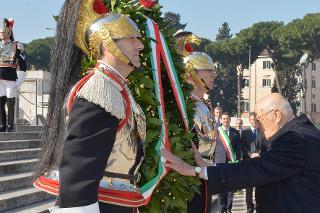 Il Presidente Giorgio Napolitano in raccoglimento di fronte alla corona d'alloro all'Altare della Patria per il 153° anniversario della proclamazione dell'Unità nazionale