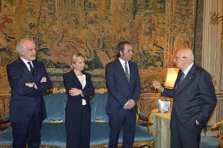 Il Presidente Giorgio Napolitano con il regista Paolo Sorrentino, Daniela D'Antonio e Toni Servillo in occasione dell'incontro al Quirinale