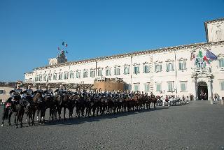 Cambio della Guardia solenne al Palazzo del Quirinale, con lo schieramento e lo sfilamento del Reggimento Corazzieri e della Fanfara del IV Reggimento Carabinieri a cavallo, in occasione del 153° anniversario della proclamazione dell'Unità d'Italia