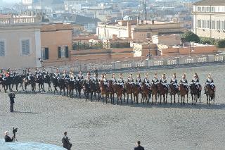 Cambio della Guardia solenne al Palazzo del Quirinale, con lo schieramento e lo sfilamento del Reggimento Corazzieri e della Fanfara del IV Reggimento Carabinieri a cavallo, in occasione del 153° anniversario della proclamazione dell'Unità d'Italia