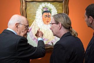 Il PresidenteGiorgio Napolitano visita la mostra su Frida Khalo, allestita alle Scuderie del Quirinale, accompagnato dalla curatrice Helga Prignitz-Poda e dal Sindaco di Roma Ignazio Marino