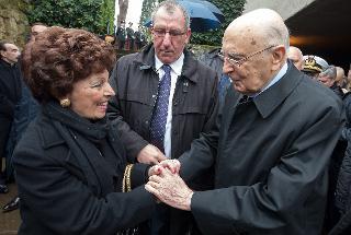 Il Presidente Giorgio Napolitano saluta Rosina Stame, Presidente dell'ANFIM, al termine della cerimonia commemorativa del 70° anniversario dell'eccidio delle Fosse Ardeatine