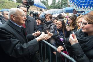 Il Presidente Giorgio Napolitano salutato dai ragazzi presenti alla cerimonia commemorativa del 70° anniversario dell'eccidio delle Fosse Ardeatine