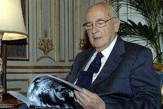 Il Presidente Giorgio Napolitano osserva il quinto numero della rivista "Il Quirinale"