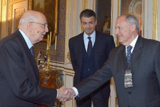 Il Presidente Giorgio Napolitano accoglie il Prof. Paolo Savona, Presidente della Fondazione Ugo La Malfa ed una delegazione dell'associazione, al Quirinale