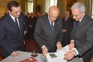 Il Presidente Giorgio Napolitano nel corso dell'incontro con il Cav. Lav. Avv. Alessandro Azzi, Presidente della Federazione Italiana delle Banche di Credito Cooperativo - Casse Rurali e Artigiane, e una delegazione dell'associazione