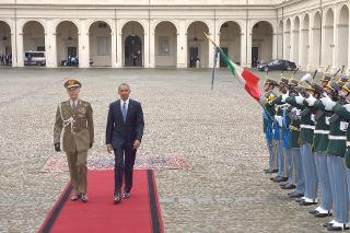 Il Presidente degli Stati Uniti d'America, Barack Obama, con il Consigliere Militare del Presidente della Repubblica, Rolando Mosca Moschini, passa in rassegna un reparto schierato per gli onori
