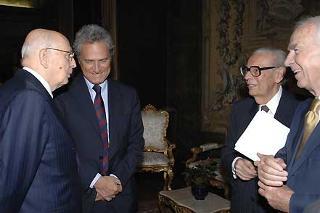 Il Presidente Giorgio Napolitano si intrattiene con il Ministro Rutelli, Rondi e Ferrari in occasione della cerimonia per i Premi David di Donatello al Quirinale