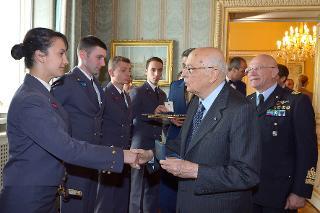 Il Presidente Giorgio Napolitano durante la consegna di Medaglie agli Allievi di Istituti di formazione dell'Aeronautica Militare in occasione del 91° anniversario di fondazione