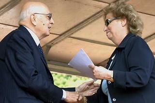 Il Presidente Giorgio Napolitano con Maria Falcone durante la cerimonia in ricordo delle vittime della mafia al Giardino della Memoria