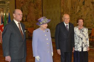 Il Presidente Giorgio Napolitano e la Sig.ra Clio con le L.L.M.M. Elisabetta II, Regina del Regno Unito di Gran Bretagna ed Irlanda del Nord e S.A.R. il Principe Filippo, Duca di Edimburgo, in visita uficiale in Italia